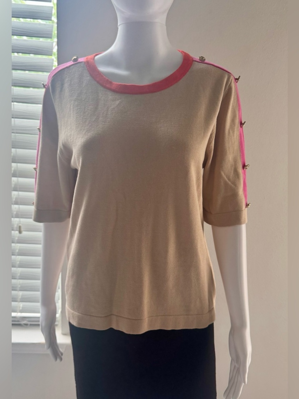 Vilagallo women's short-sleeve top, size L, crafted from cotton knit fabric.
